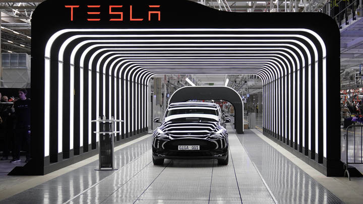 СМИ сообщили о первоапрельском ДТП в Сочи: автомобиль Tesla врезался в телегу