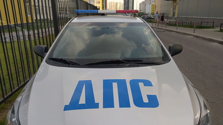 В Екатеринбурге на Уралмаше в ДТП с участием внедорожника и такси пострадал пешеход