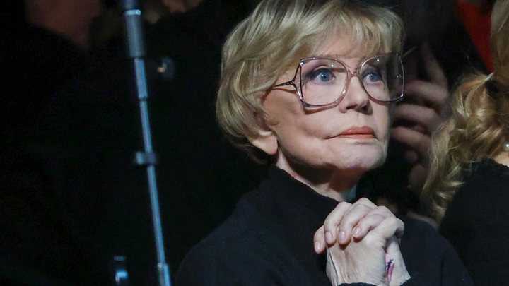 82-летняя актриса Алентова едва держалась на ногах на похоронах Ширвиндта
