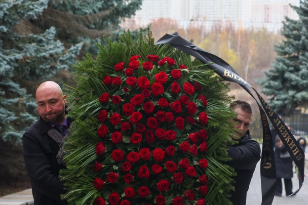 Ярко жил, внезапно умер: В Москве прошли похороны Владимира Лёвкина. Что сказали о нём друзья