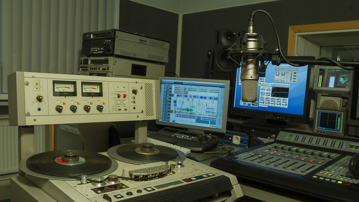 В Екатеринбурге началось вещание двух новых FM-радиостанций