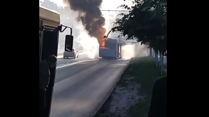 В Ростове-на-Дону вновь на ходу загорелся автобус с пассажирами