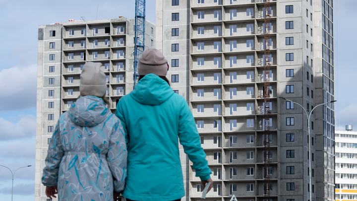 За жизнь борются врачи: После удара ВСУ по дому в Саратове есть пострадавшие - мощная атака разгромила квартиры