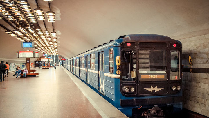 Поезда ходят реже, давки больше: Новосибирское метро заработало по летнему расписанию