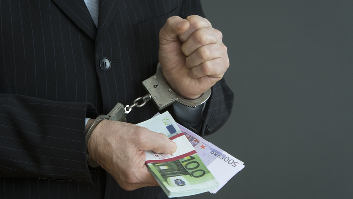 В Самаре директор УК украл у горожан 218 тысяч благодаря окнам в подъездах