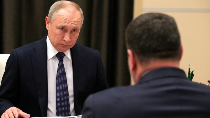 Путин поручил повысить МРОТ до 15 тысяч рублей