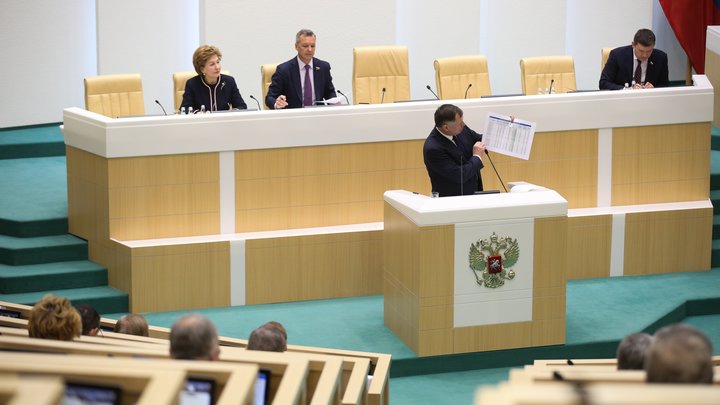 Президенту России обеспечили пожизненное сенаторство. Совфед одобрил поправки