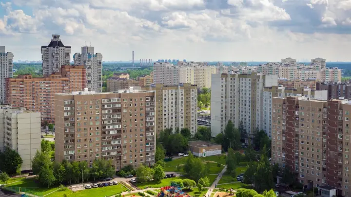 Чудом спаслись: плотные шторы защитили семью от обломков БПЛА на юго-западе Москвы