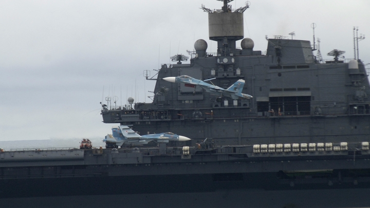 Фото «Адмирала Кузнецова» после ЧП с плавдоком: кран на борту, швартовка до 35-го ремонтного