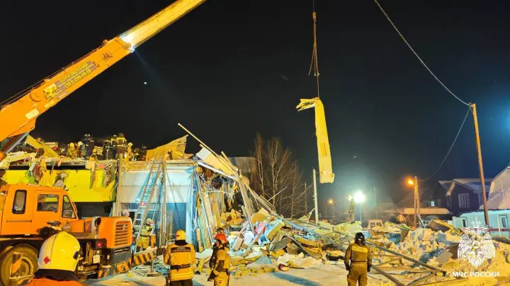 Спасатели помогли предпринимателям вывезти товары из разрушенного ТЦ в Новосибирске