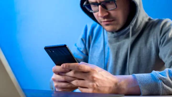 Назвал мошенникам код из смс: что делать, объяснили в МВД