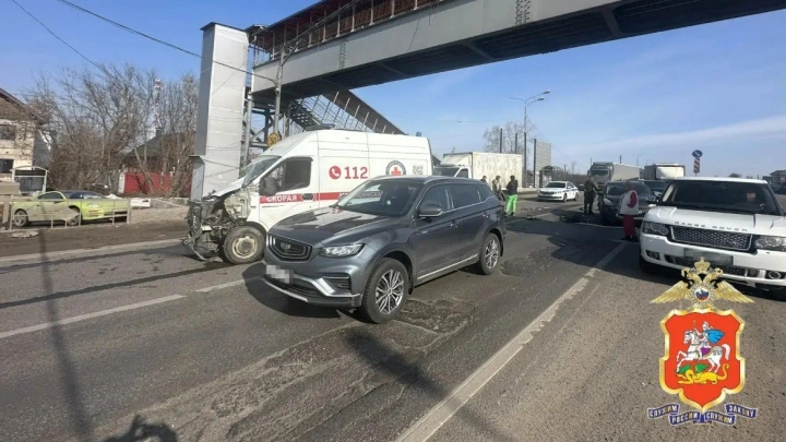 В Подмосковье скорая помощь протаранила три иномарки