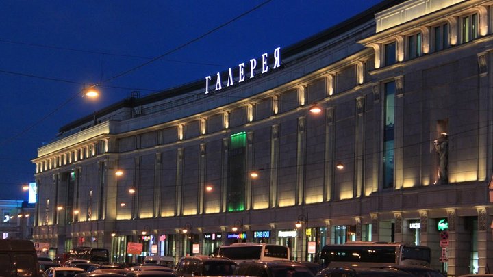 Мигрант из Узбекистана попал под пресс в торговом центре Петербурга и умер в больнице