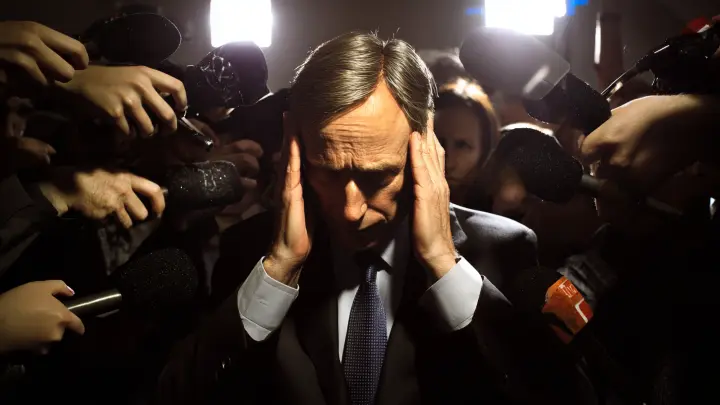 Скандальное фото из Госдумы: Депутат изучает куртку за 105 000 рублей прямо на заседании. Оправдание удивляет