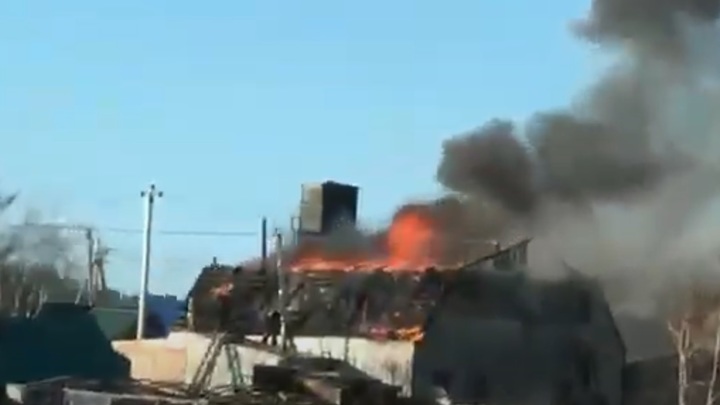 Под Читой пожарные тушат масштабный пожар в двухэтажном доме