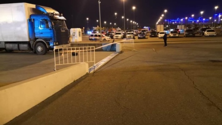 В Краснодаре на  территории ТРЦ «ОЗ МОЛЛ» водитель грузовика сбил насмерть 35-летнего мужчину