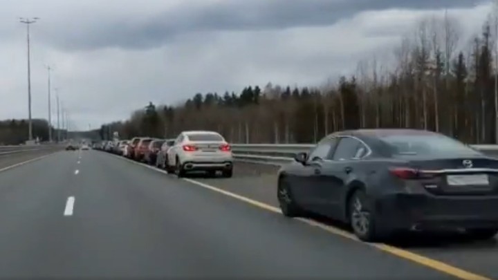 На М-11 в сторону Санкт-Петербурга автомобилисты встали в гигантскую пробку из-за очереди к заправке
