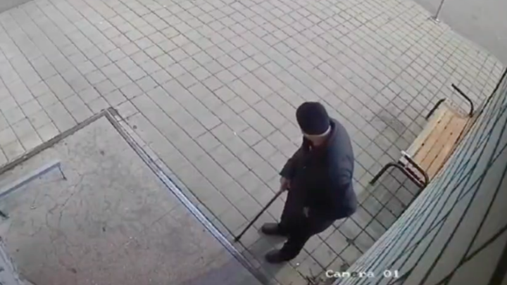 В Краснодаре подростки забросали бутылками дедушку с тростью