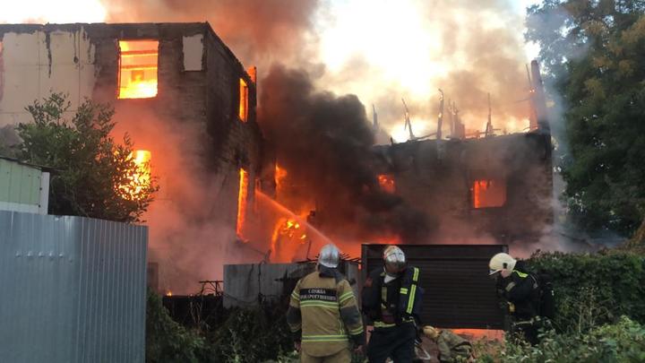 В Ростове горит трёхэтажный жилой дом: Эвакуированы 13 человек - видео