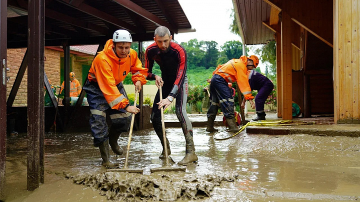 Стихия - стихией, а денежки терять не хочется: Смытые потопом пляжи откроют к вечеру 6 июля