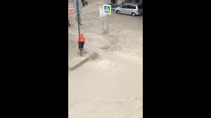 В Сочи шторм разрушил часть набережной