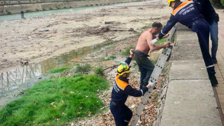 В Сочи пьяный мужчина едва не погиб, прыгнув с моста в реку