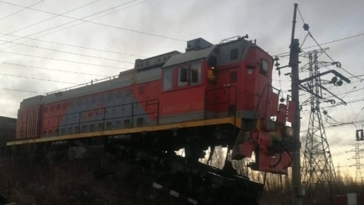 В Свердловской области сошёл с рельсов локомотив