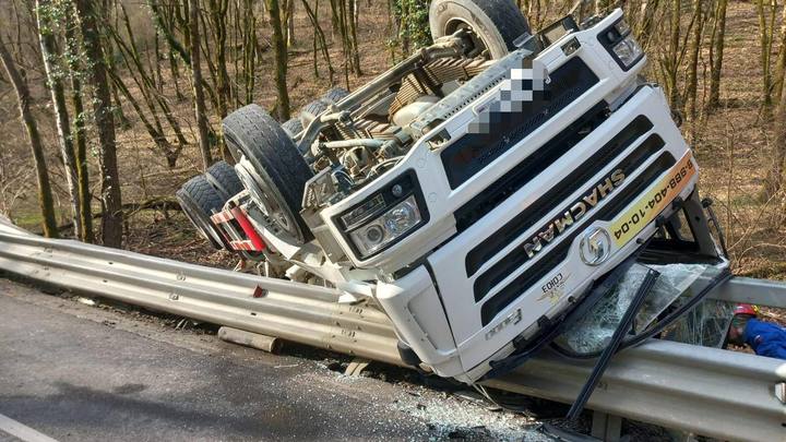 В Сочи на трассе бетономешалка столкнулась с автобусом, один человек погиб