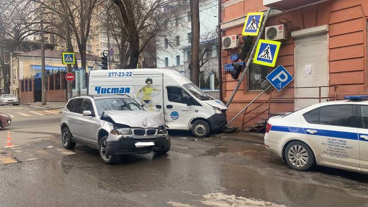 В центре Ростова водитель иномарки пострадал при столкновении с грузовиком