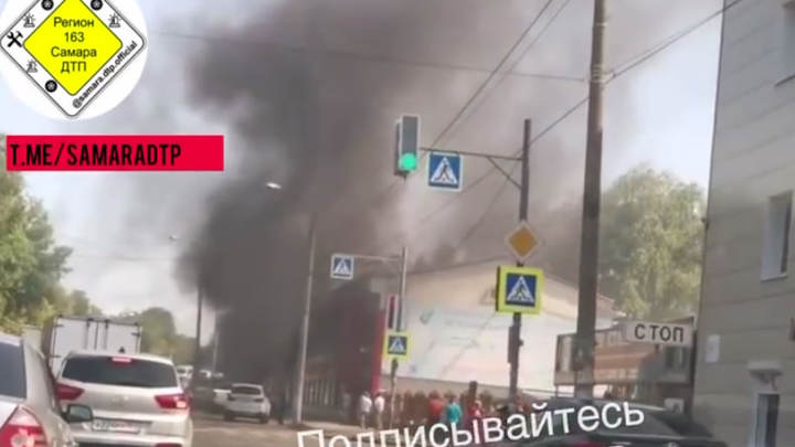 В Самаре на Физкультурной вспыхнул автомобиль