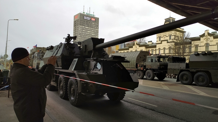 Солдаты НАТО в Латвии деморализованы отсутствием трусов. Как сдержать Путина?