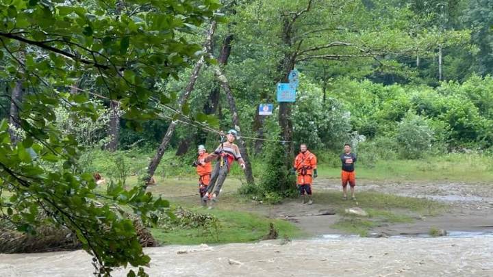 В Сочи смыло мост в районе базы отдыха