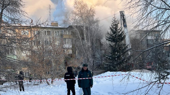 Момент взрыва в жилом доме в Новосибирске попал на камеру подъезда напротив