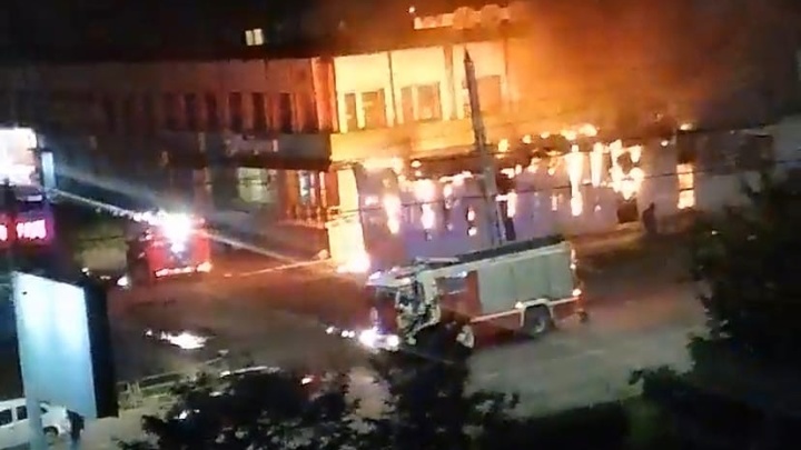В Челябинской области рядом с вокзалом загорелся торговый павильон