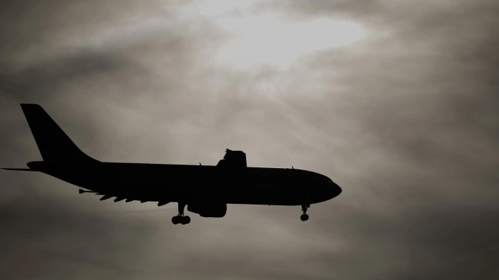 На Челябинск упал оторвавшийся от самолёта топливный бак: Появились первые кадры ЧП