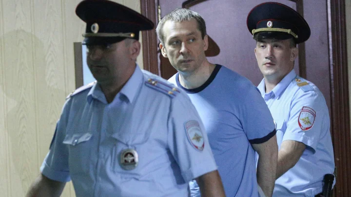 Экс-полковнику Захарченко грозит опасность в новой колонии: Заключённые готовятся к возмездию