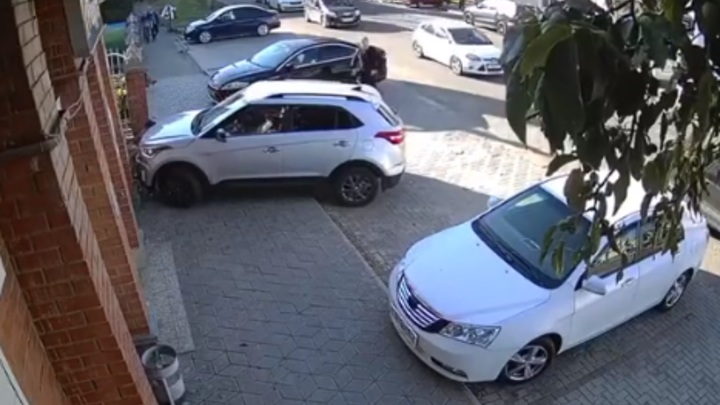 В Тихорецке водитель иномарки впечатала в стену женщину с ребёнком