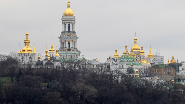 Священники УПЦ Московского патриархата приступили к раздаче гумпомощи в Херсонщине