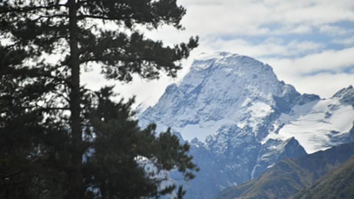 Две группы спасателей ищут в горах жителя Сочи