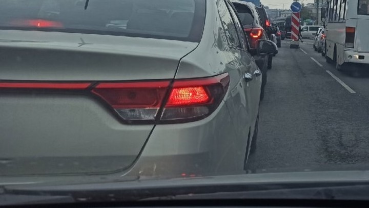 Две иномарки с красивыми номерами столкнулись в центре Челябинска и вылетели на тротуар