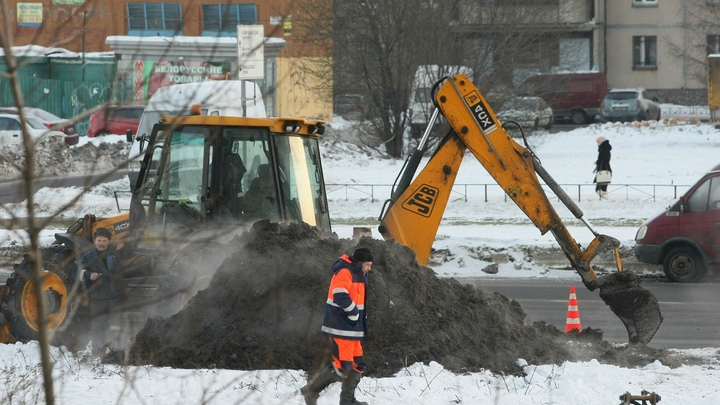 Необычный способ ямочного ремонта дороги сняли на видео под Новосибирском