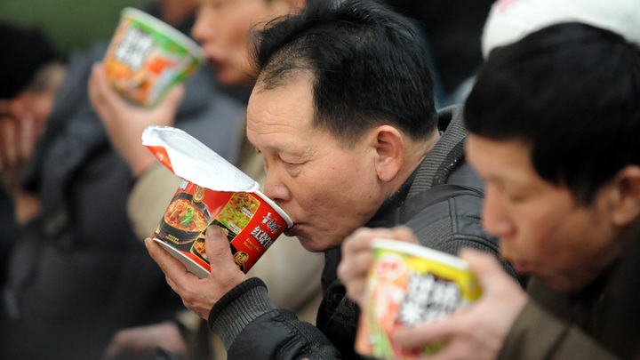 Эксперты предупредили о вреде дошираков: Обязательно сливайте бульон