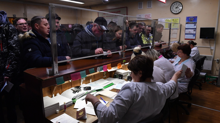 Отдельная дверь и один врач на всех: больные коронавирусом выстроились в очереди в Петербурге