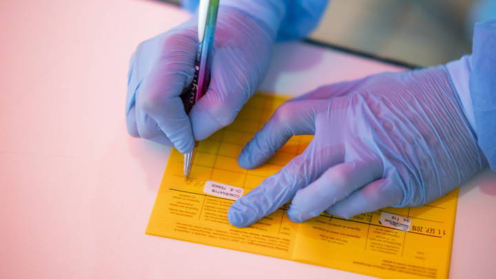 Испанская загадка: В вакцине от коронавируса обнаружены неизвестные примеси