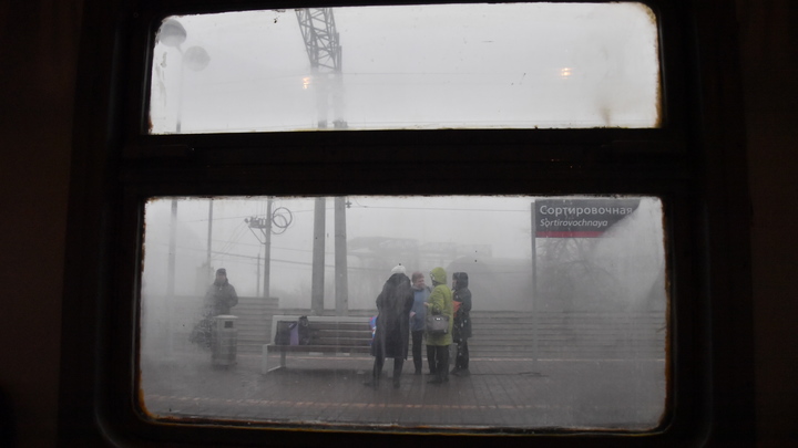 На железнодорожном вокзале Сочи маленькая девочка упала под поезд