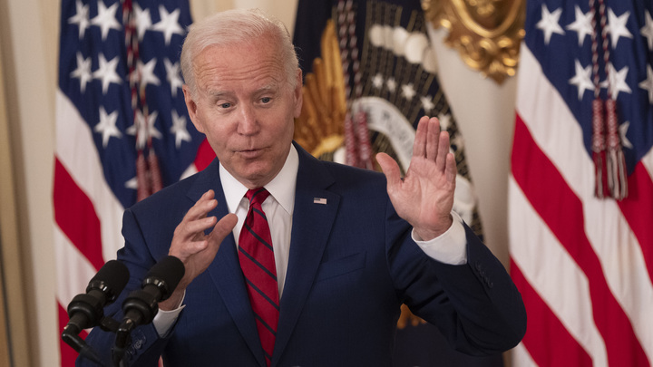 Байден вновь не совладал с трапом: Президент США едва не упал, поднимаясь на самолёт