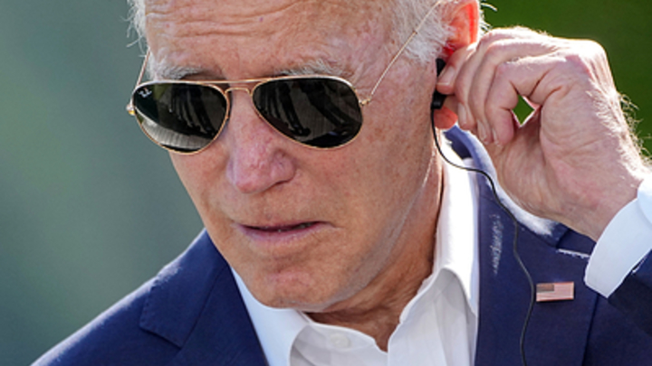 Байден снова оконфузился со стулом. 20 секунд видео сказали больше, чем засвеченная карточка