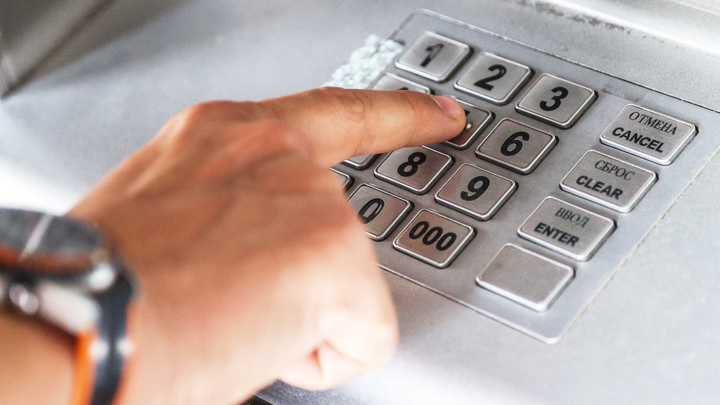 Часть банкоматов России перестала принимать валюту