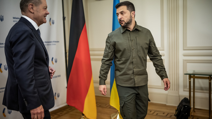 Шольц после конфуза на ГА ООН перехватил Зеленского на полях