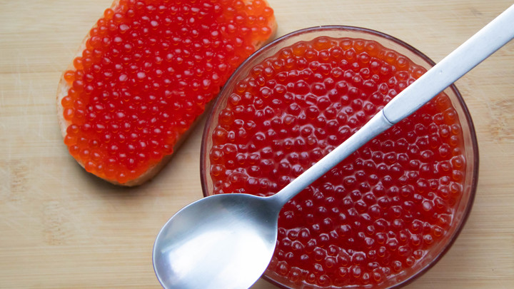 Роскачество: для определения подлинности красной икры раздавите ее в горячей воде